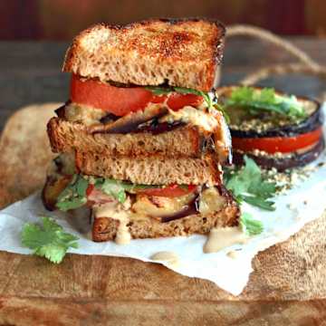 Dinkelbrot mit gegrillter Aubergine, Koriander & Tahinisauce