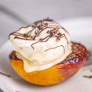 Karamellisierte Pfirsiche mit Bananen Eiscreme
