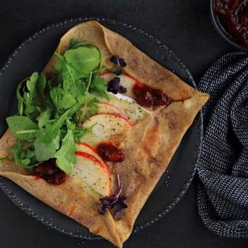 Buchweizen-Galette mit Brie und Apfel