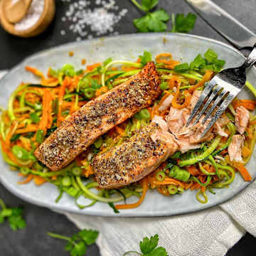 Lachsfilet mit Haselnuss-Crunch auf Gem&uuml;senudeln