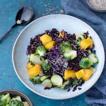 Reissalat mit Mango und Rosenkohl