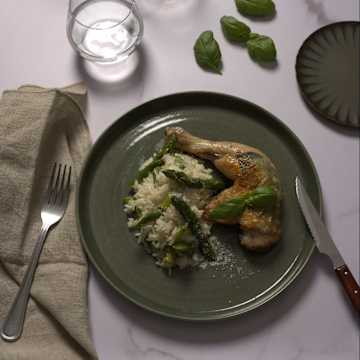 Poulet &ldquo;contis&eacute;&rdquo; au basilic​ riz cr&eacute;meux asperges et parmesan​