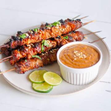 Gegrilltes H&auml;hnchen-Satay mit Erdnusssauce