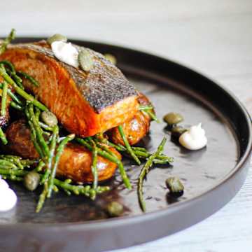 Gegrillter Lachs, auf Kartoffeln & Fenchel mit Zitronen-Aioli