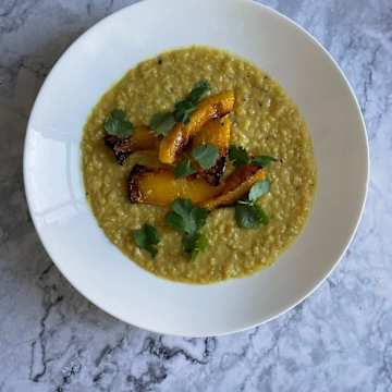 Crispy K&uuml;rbisp&uuml;ree-Kokosnuss-Dahl