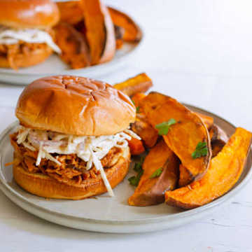 BBQ Chicken Burger mit S&uuml;&szlig;kartoffelpommes