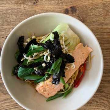 Miso Nudelbr&uuml;he mit Lachs