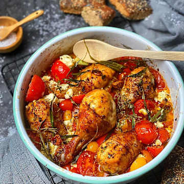 Mediterrane H&auml;hnchenkeulen mit gebackenem Feta