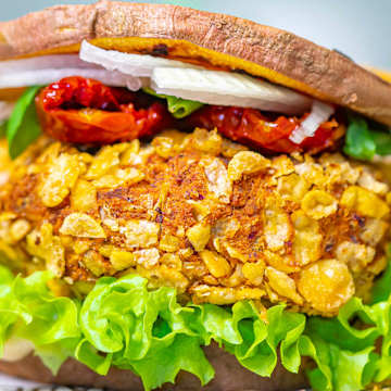 Veganer Burger mit S&uuml;&szlig;kartoffel Buns