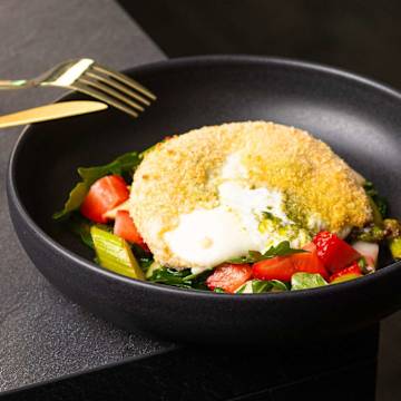 Gef&uuml;llter Burrata auf Spargel-Erdbeer Salat