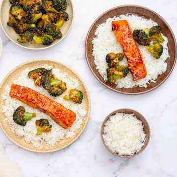 Mit Sojahonig glasierter Lachs mit Reis und Brokkoli