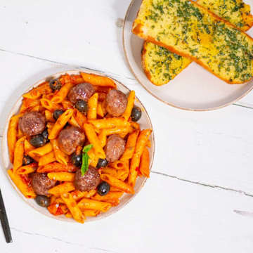 Penne Mit Tomaten, Oliven, Hackballchen Und Knoblauchbrot