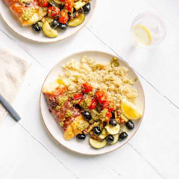 In Prosciutto Eingewickelter Kabeljau Mit Gebratenem Mediterranem Gem&uuml;se Und Quinoa