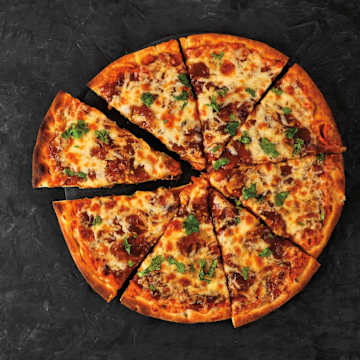 D&uuml;nne Pizza Mit Karamellisierten Zwiebeln Und Ziegenk&auml;se