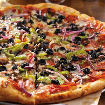 New York Style Pizza Mit Salami, Roten Zwiebeln Und Oliven