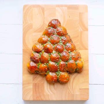 Smoky Garlic, Cheese & Onion Christmas Tree Bread