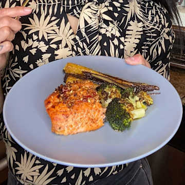 Saumon pic-sucr avec brocoli rti au ssame et carottes anciennes