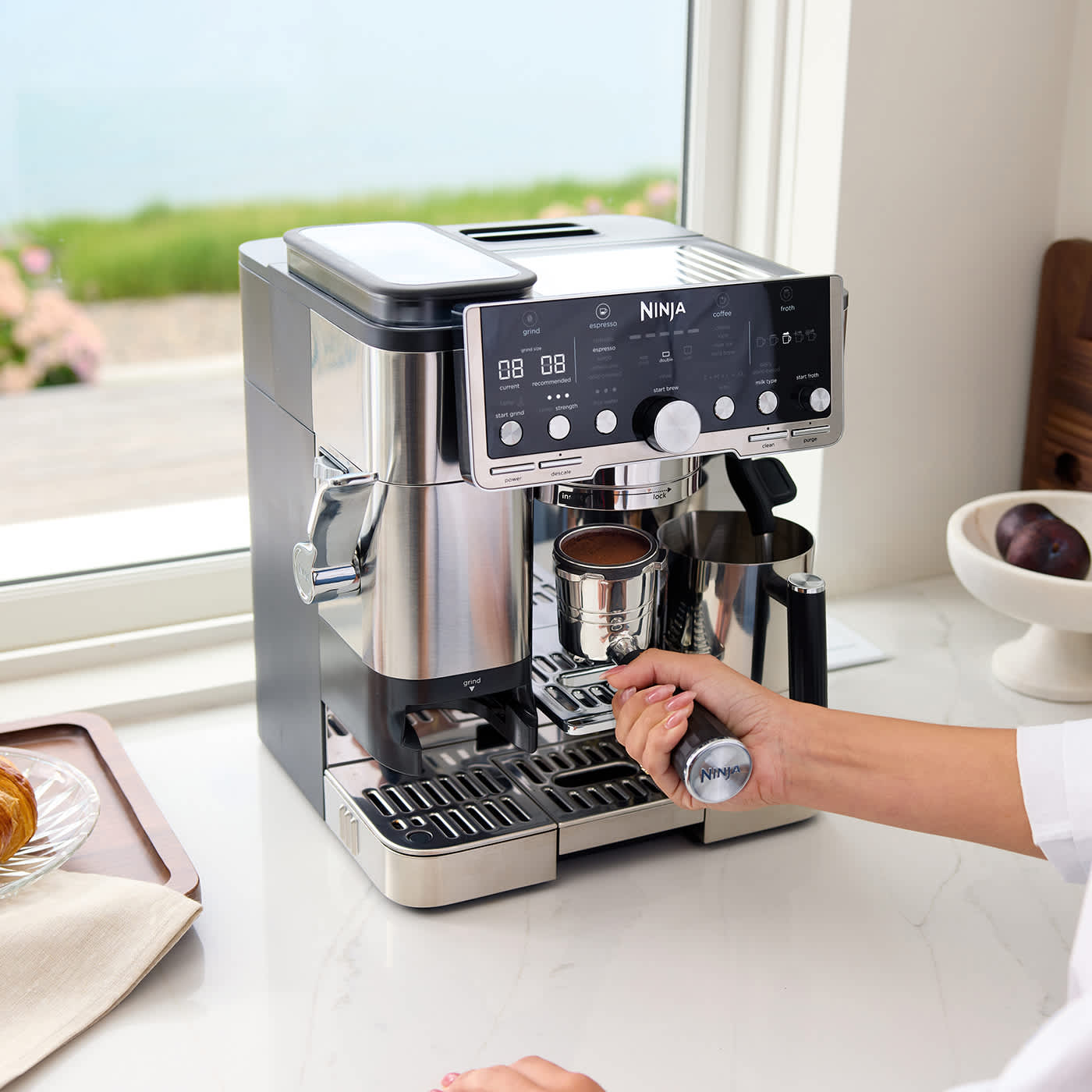 Ninja Luxe Café Pro ES701EU durante la preparazione