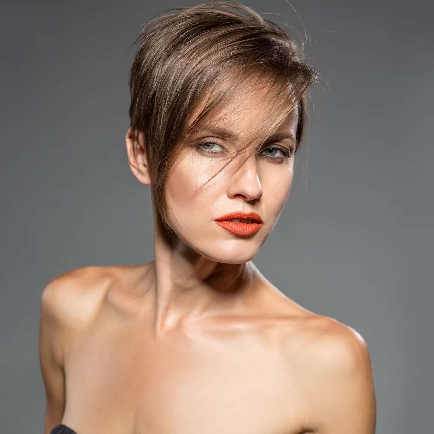 femme avec coupe courte asymmetric