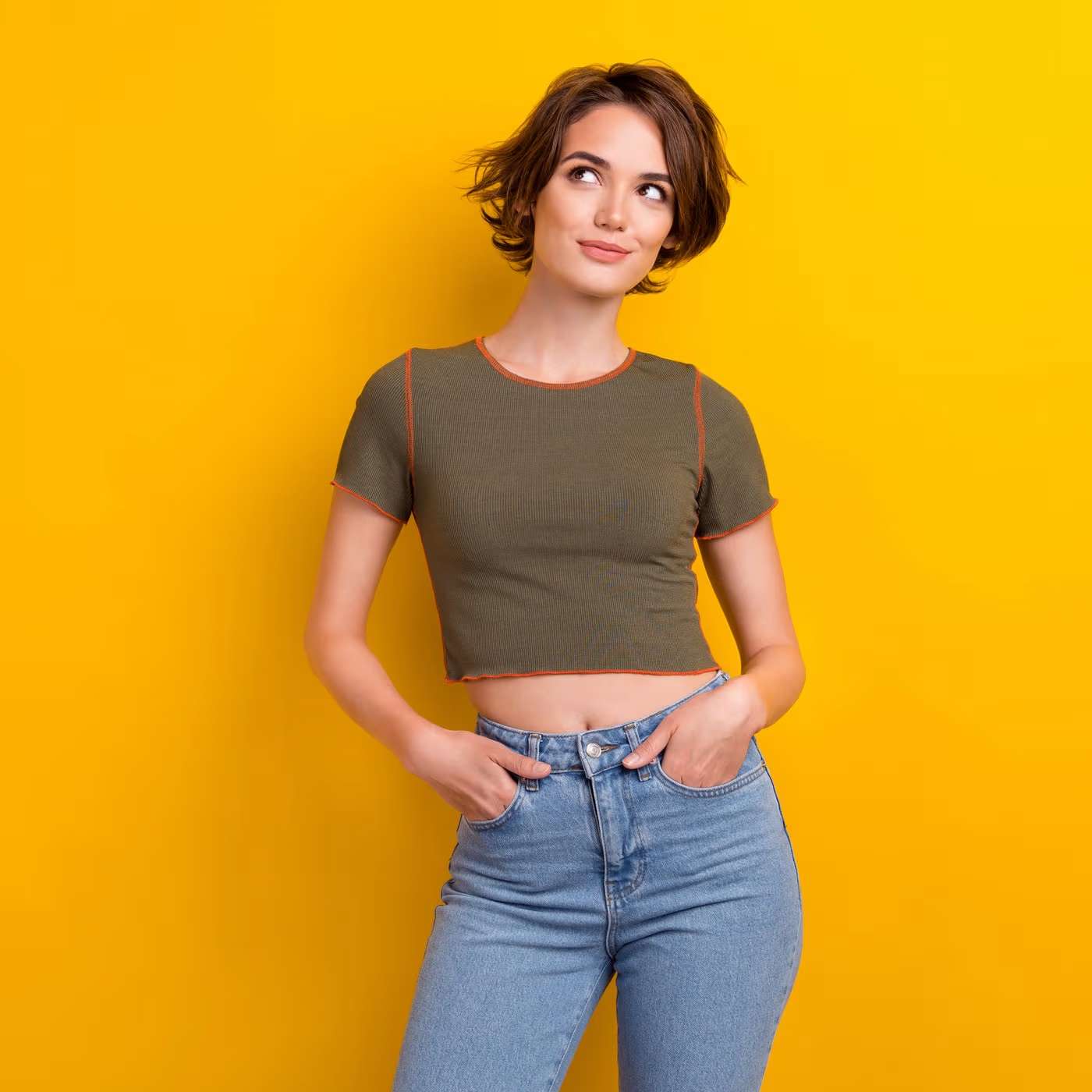 femme avec une coupe &agrave; la gar&ccedil;onne