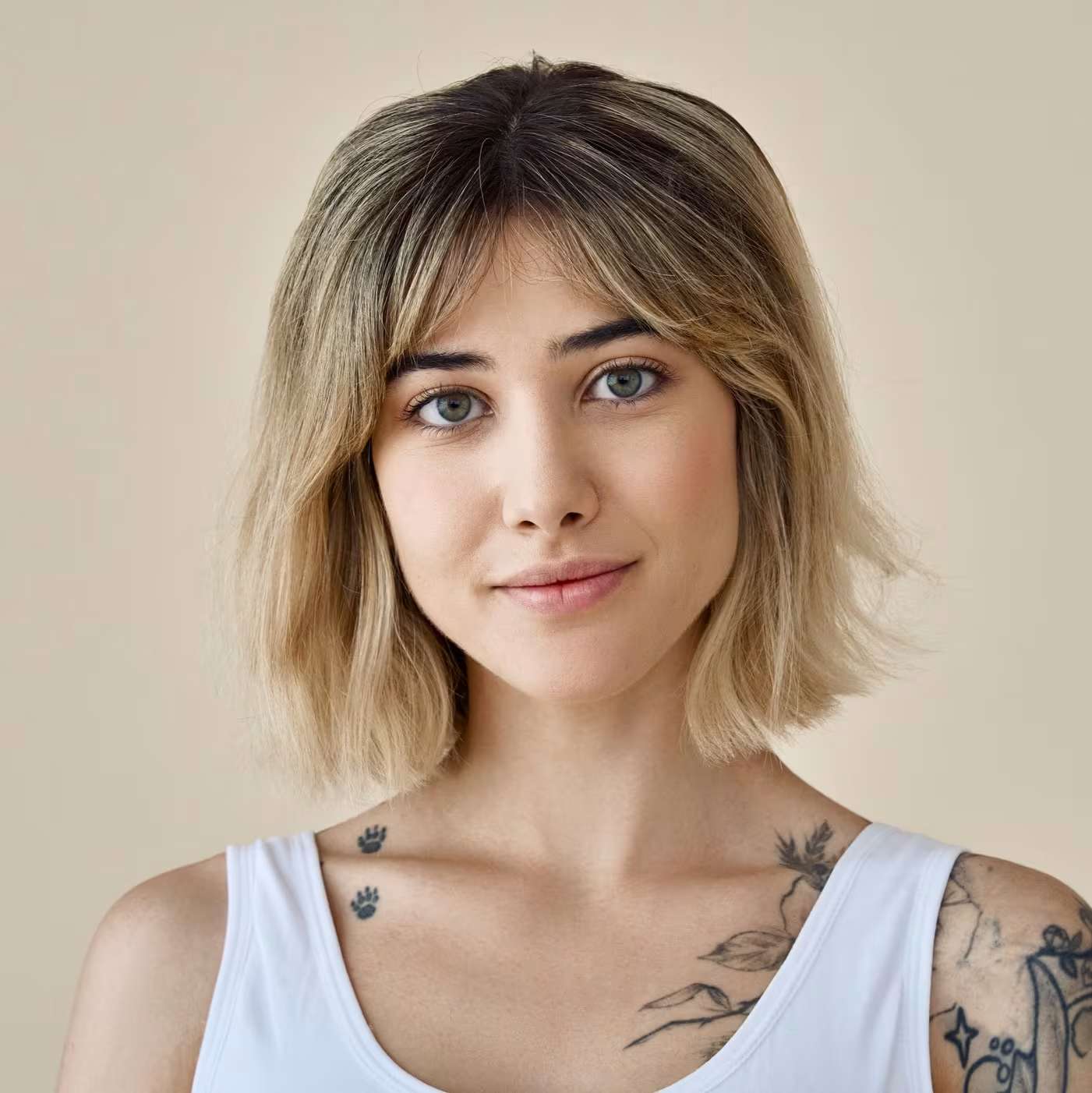 femme avec coupe courte avec frange