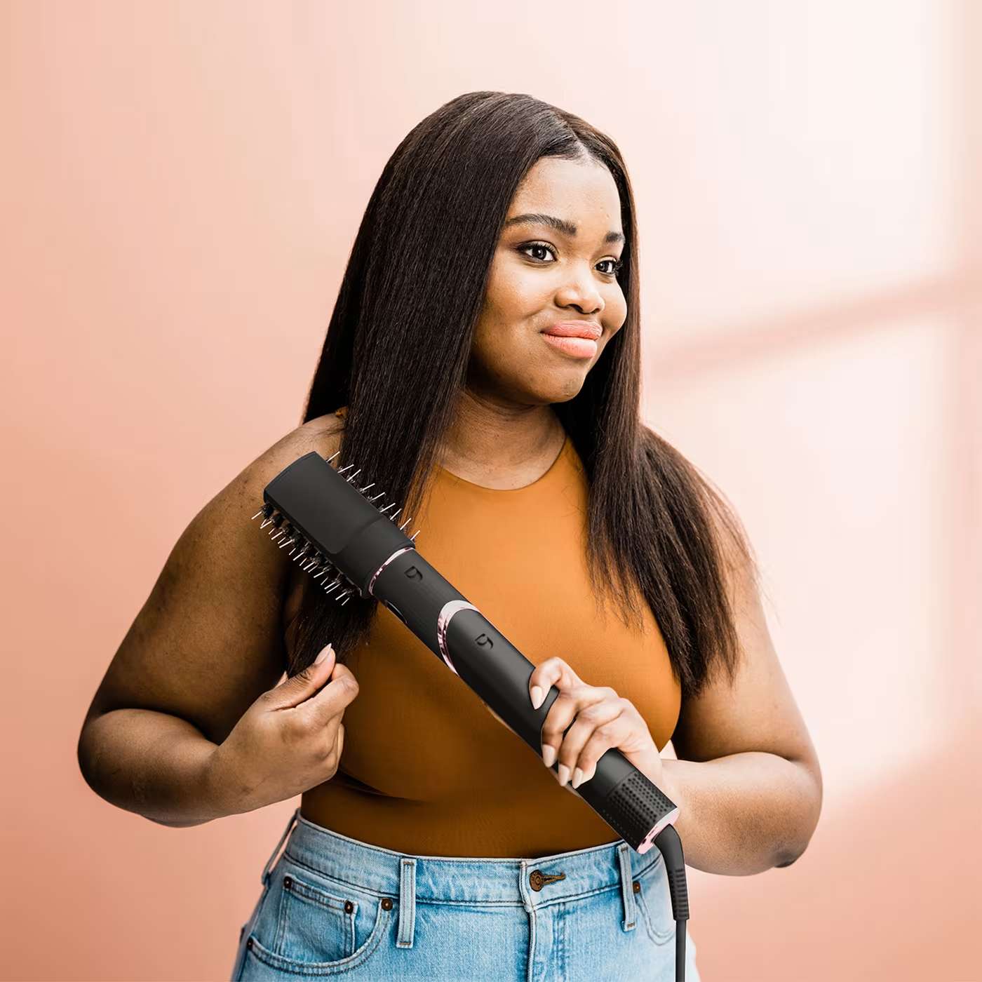 femme utilisant une brosse plate