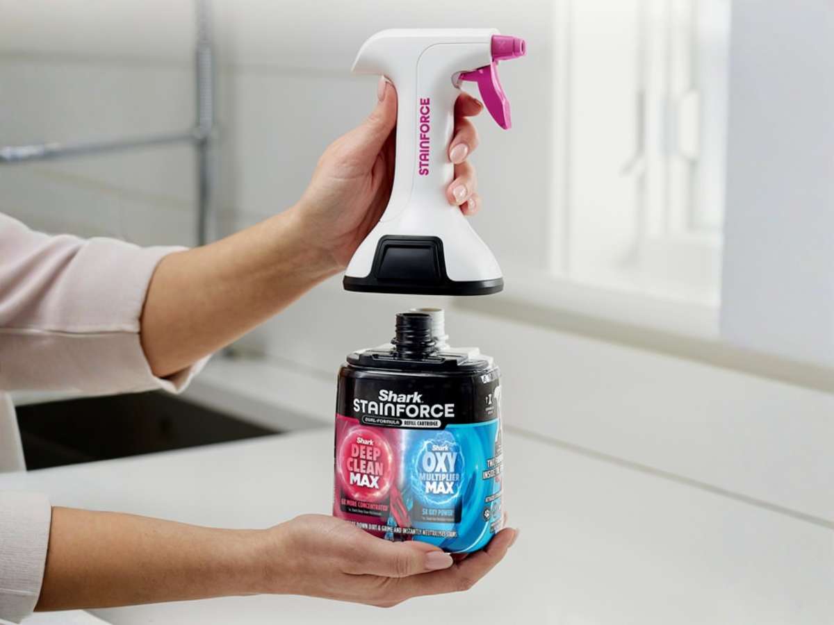 Personne fixant le diffuseur spray sur une bouteille de solution nettoyante