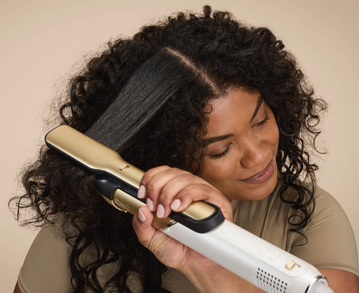 Shark glam straightening hair