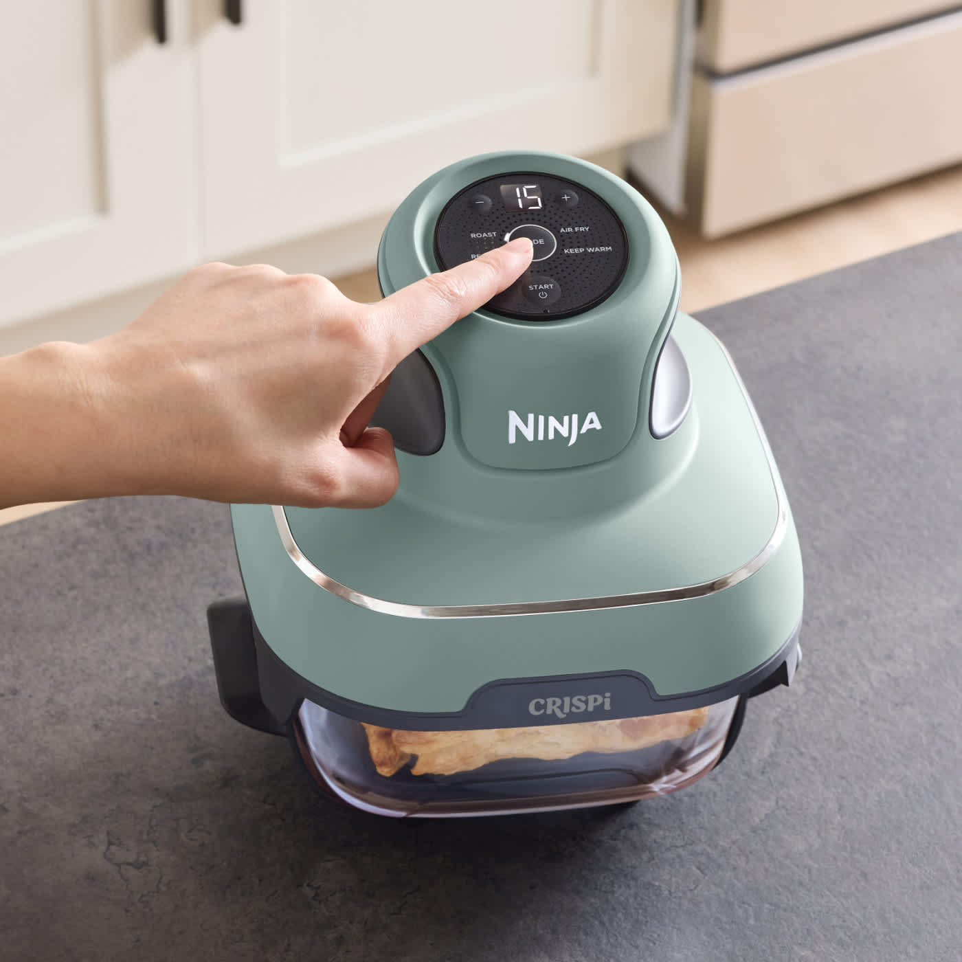 Personne appuyant sur le bouton de la Ninja Crispi