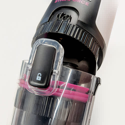 Nahaufnahme des Shark StainForce Cordless Portable Stain Cleaner mit Schmutzwassertank und Verriegelungssystem.
