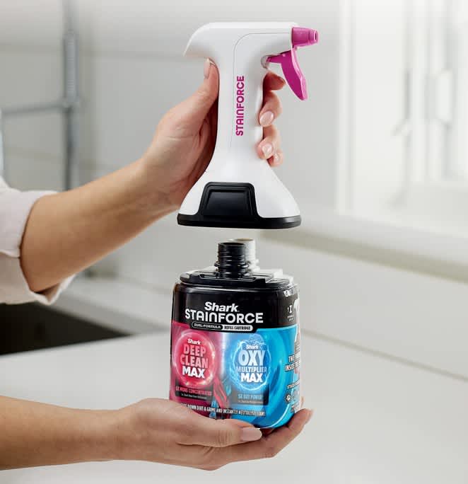 Shark StainForce Cordless Portable Stain Cleaner wird mit Reinigungsl&ouml;sung nachgef&uuml;llt.