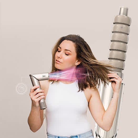 mujer riz&aacute;ndose el pelo con el shark flexstyle