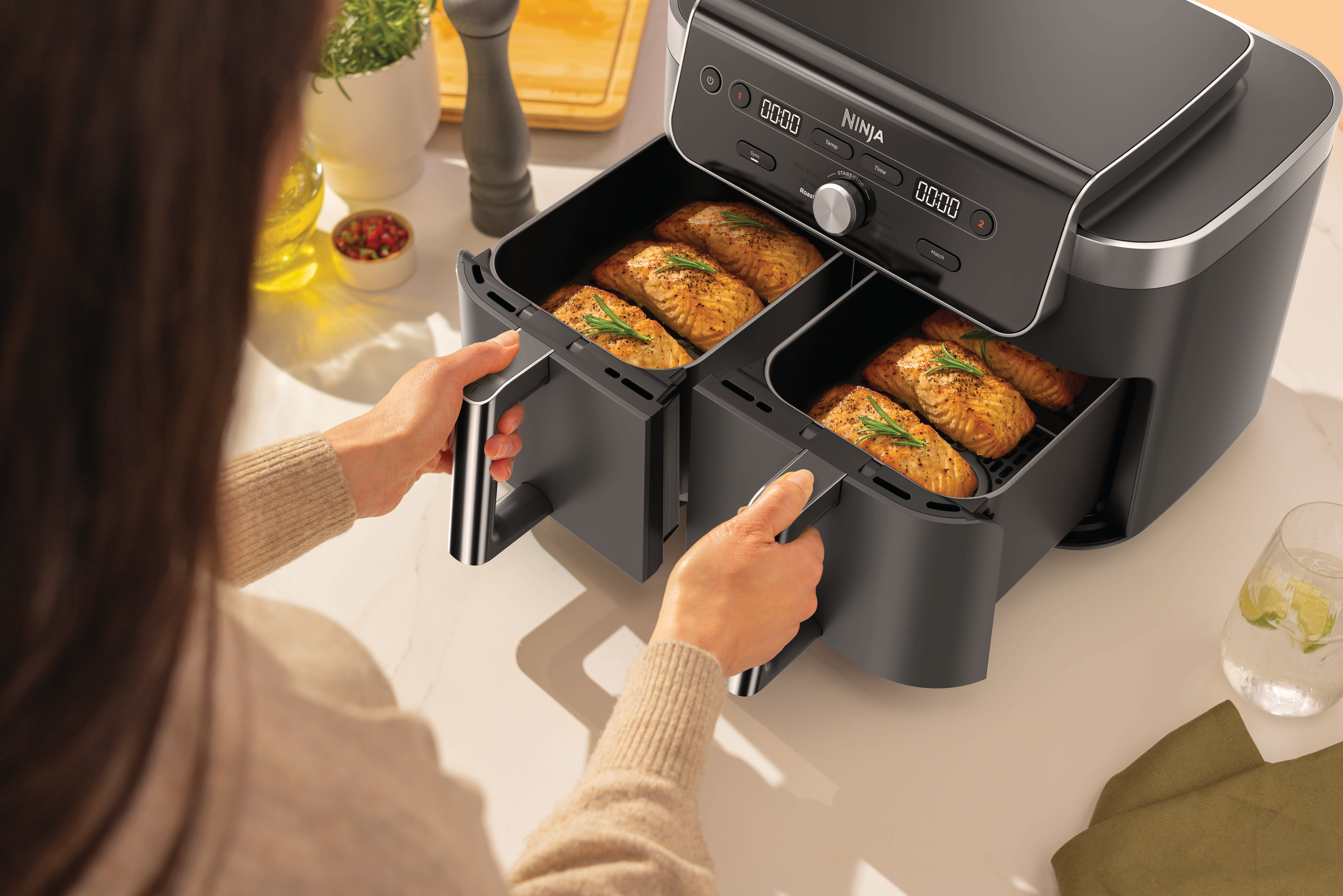 De XL-airfryer met 2 lades die twee gerechten tegelijk kan bereiden