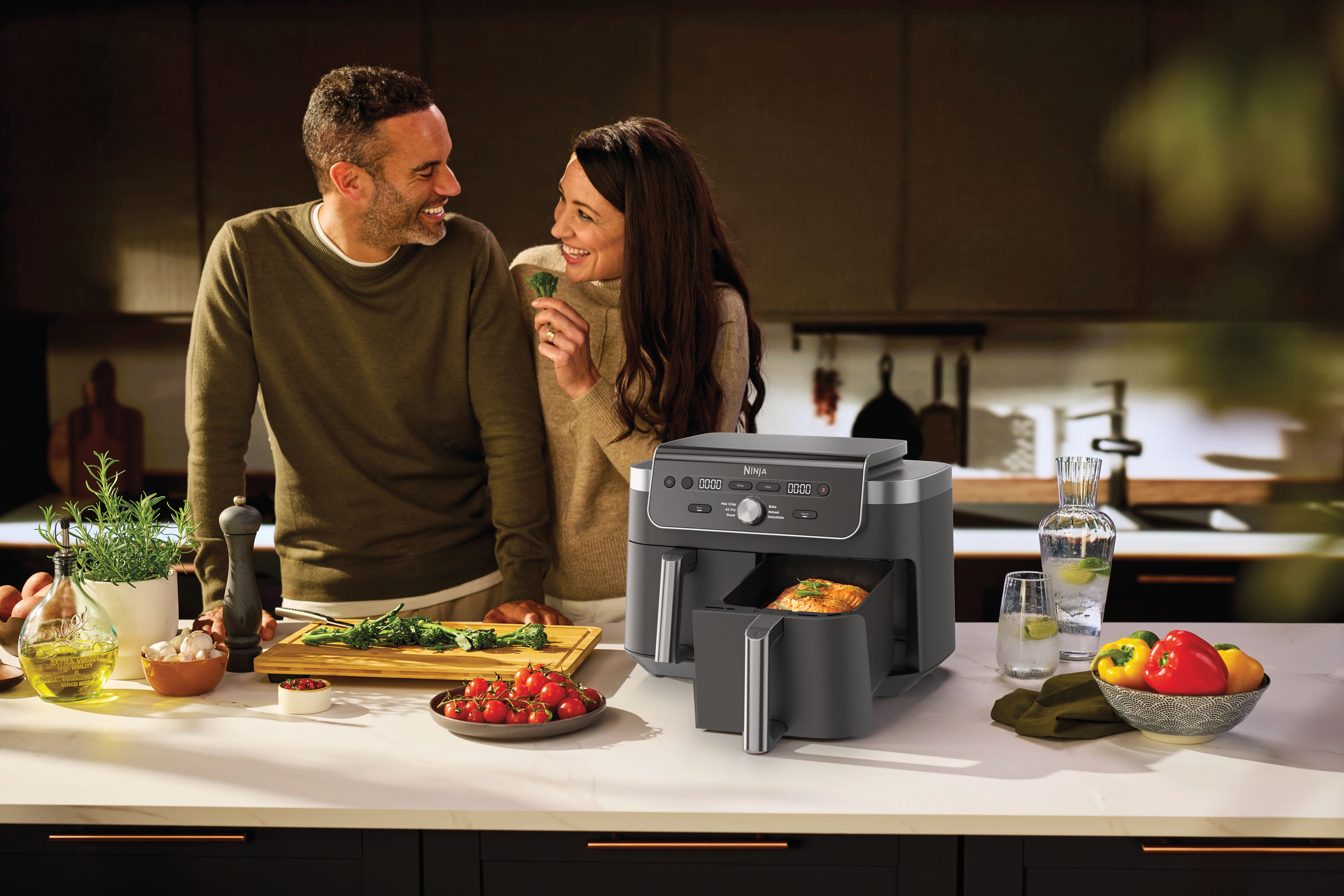 Personnes cuisinant avec l'air fryer.