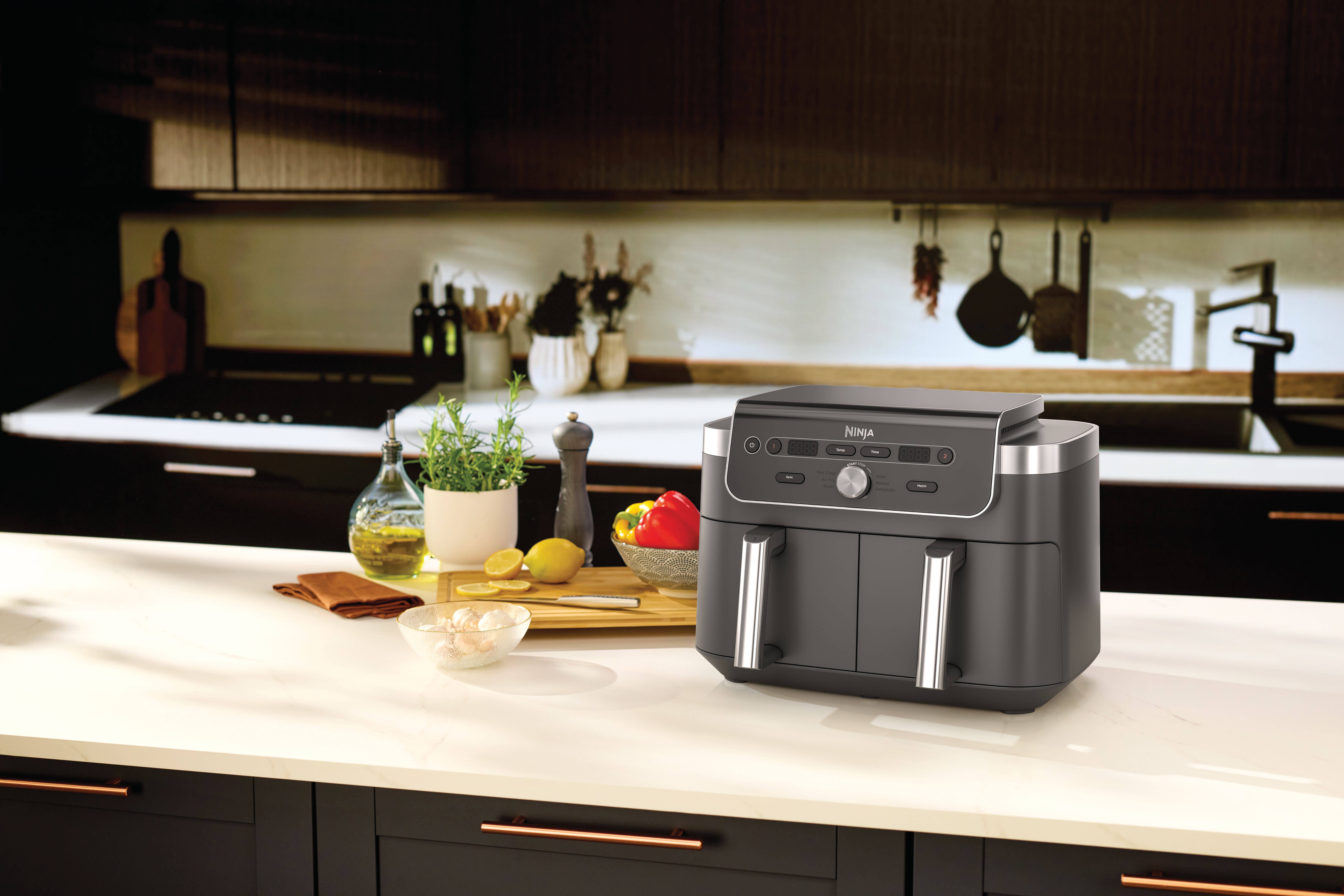 Air fryer sur une table.