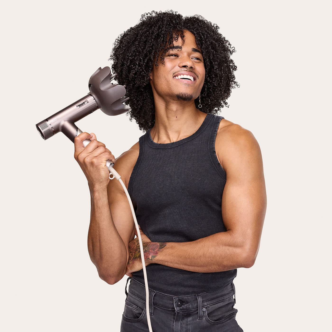 homme utilise un diffuseur