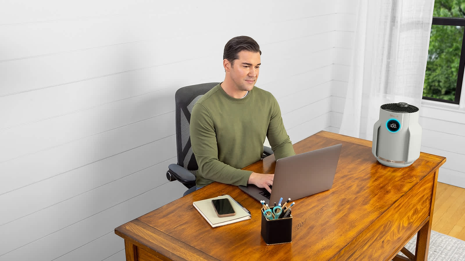 homme a un bureau avec un purificateur d'air