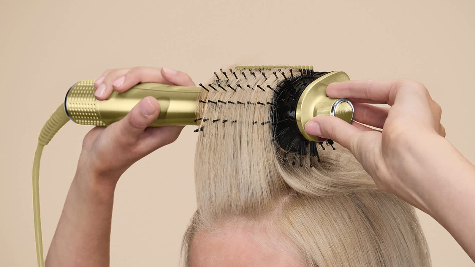 Image de Brosse Glossi pendant un brushing volumisant