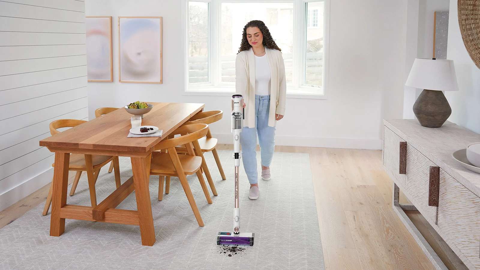 Femme aspirant la salet&eacute; sur un tapis.