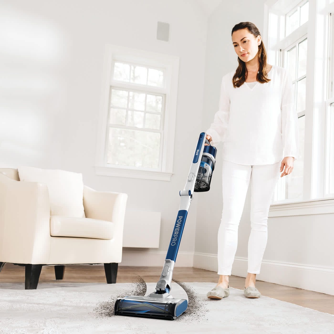 Femme aspirant la salet&eacute; sur un tapis.