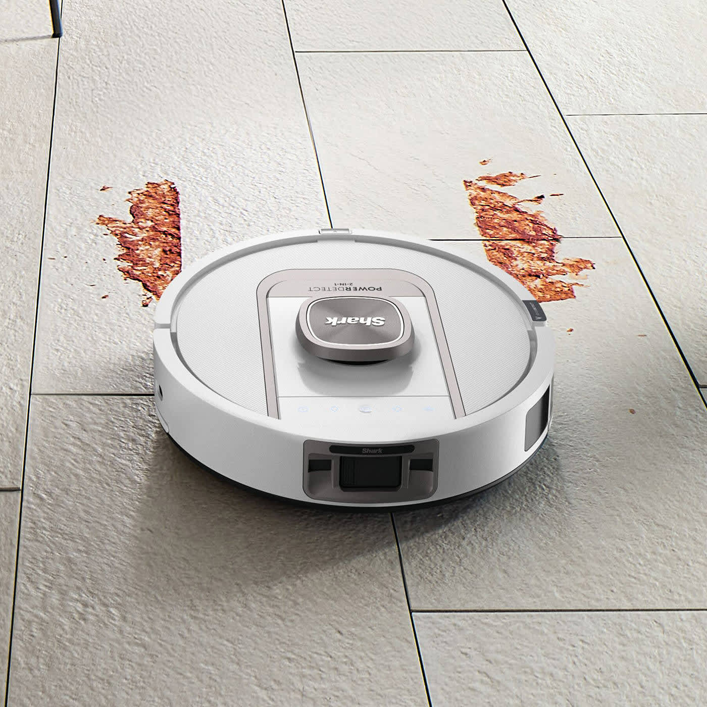 Robot aspirateur Ninja nettoyant un liquide renvers&eacute; sur le sol.