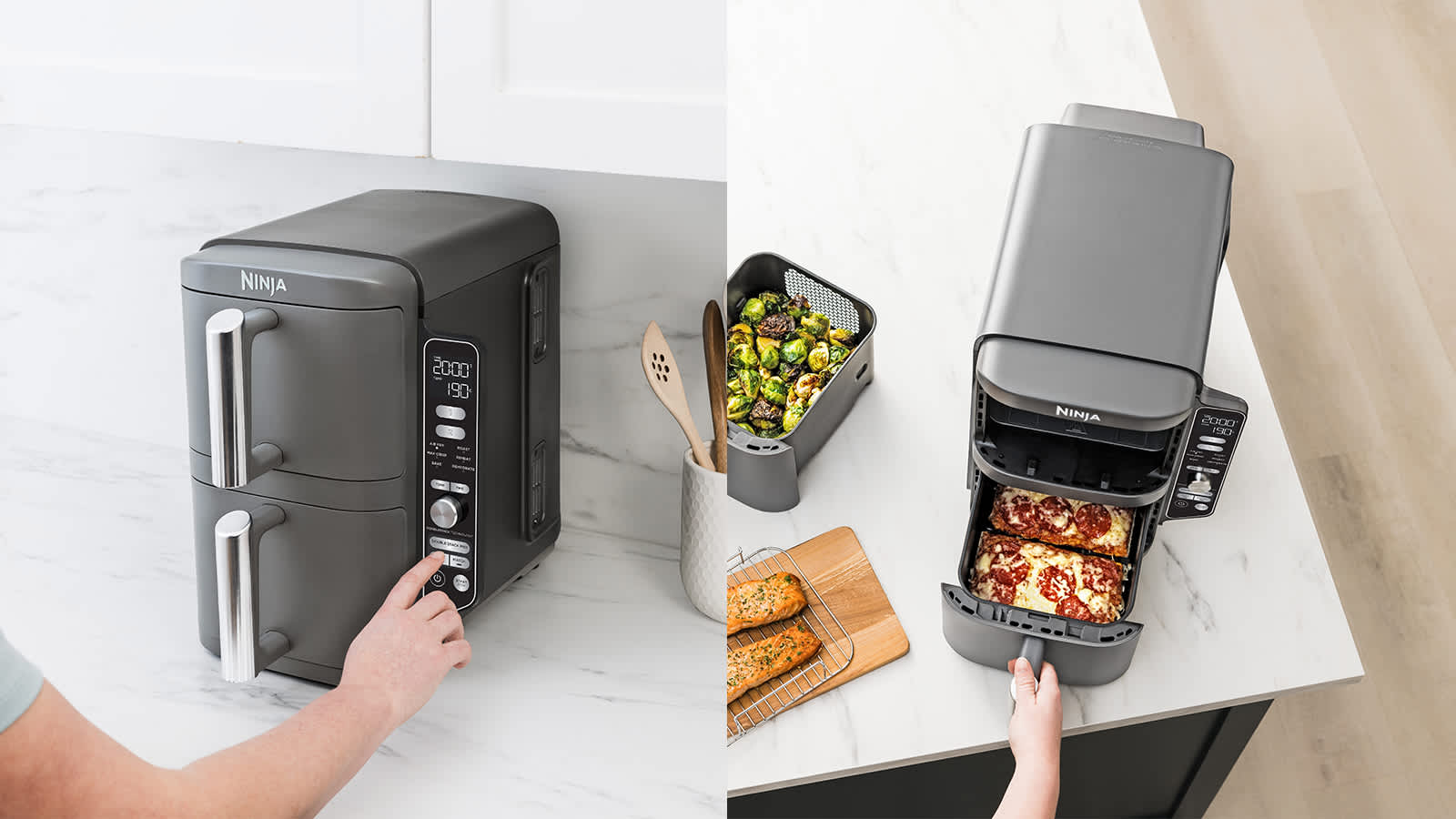 Personne cuisinant une pizza dans un tiroir de l'air fryer Ninja avec l'autre tiroir contenant des l&eacute;gumes.