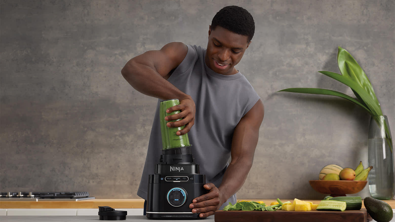 personne pr&eacute;parant des smoothies dans le blender Ninja.