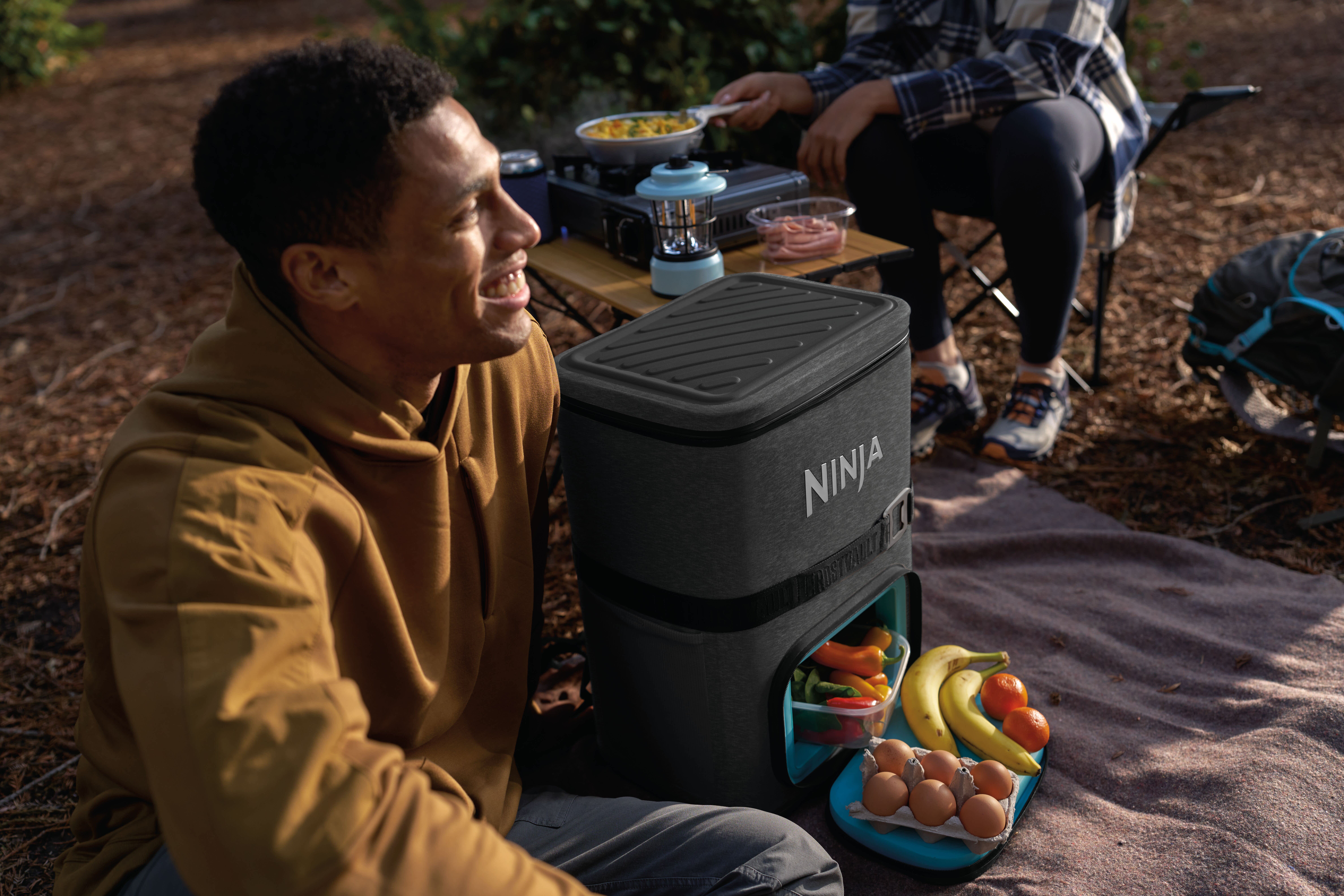 Homme profitant d'un pique-nique avec sa Ninja FrostVault