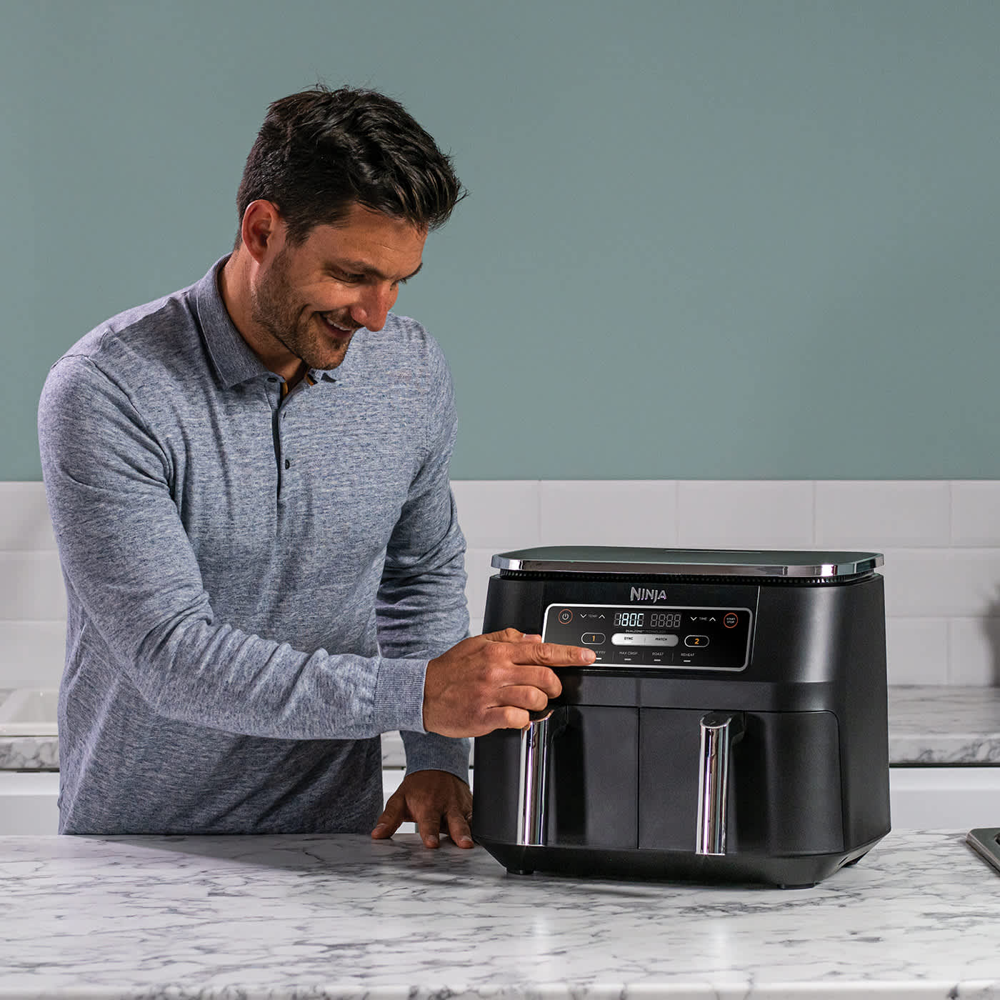 Personne appuyant sur un bouton de l&rsquo;Airfryer.