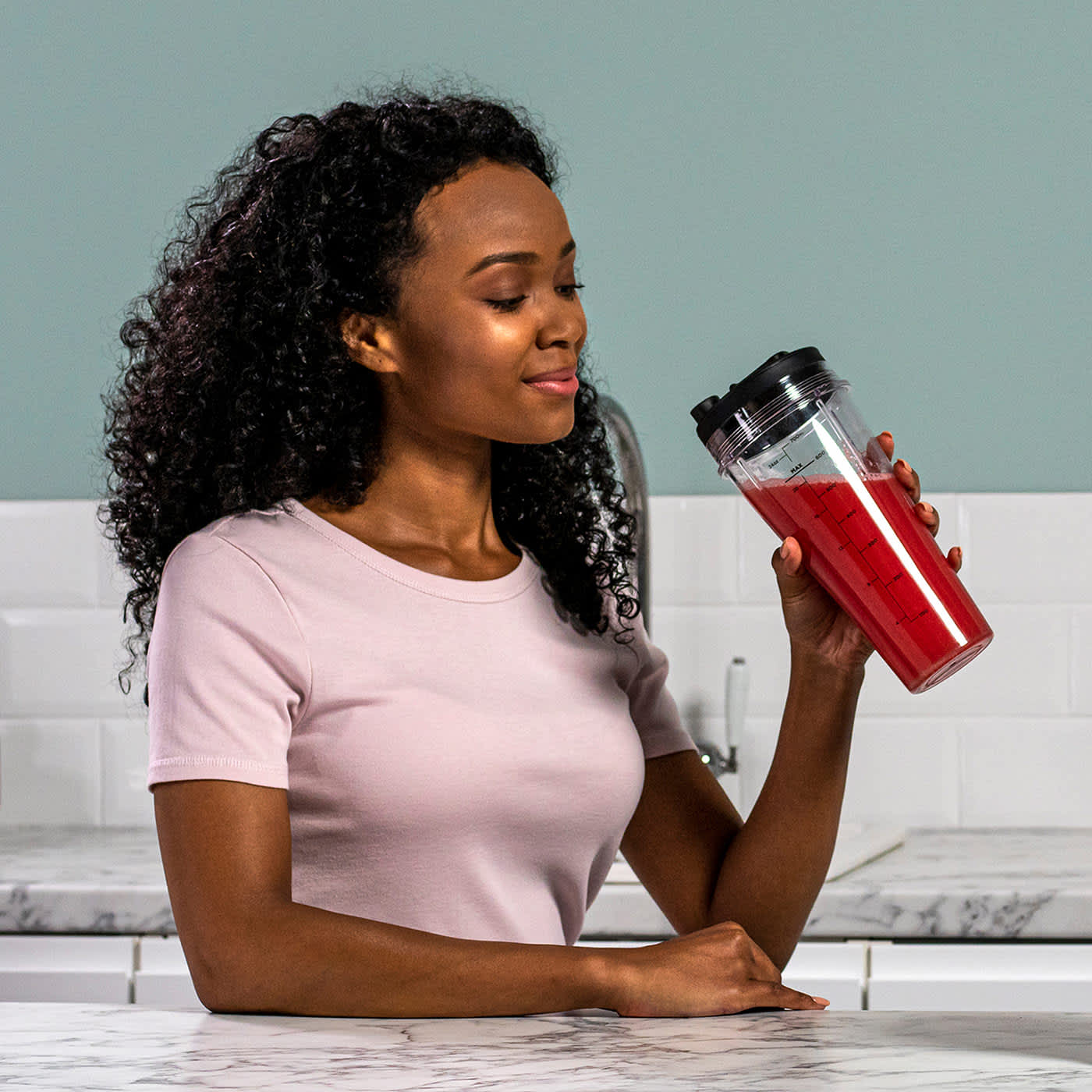 Femme buvant un smoothie.