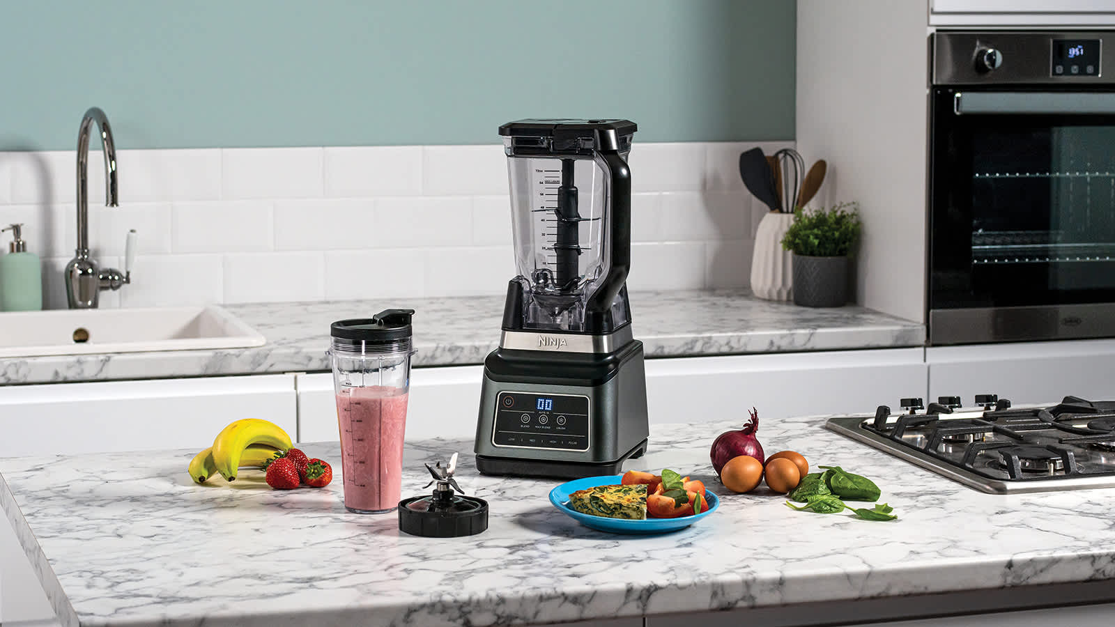 Homme mixant des ingr&eacute;dients dans le blender Ninja.