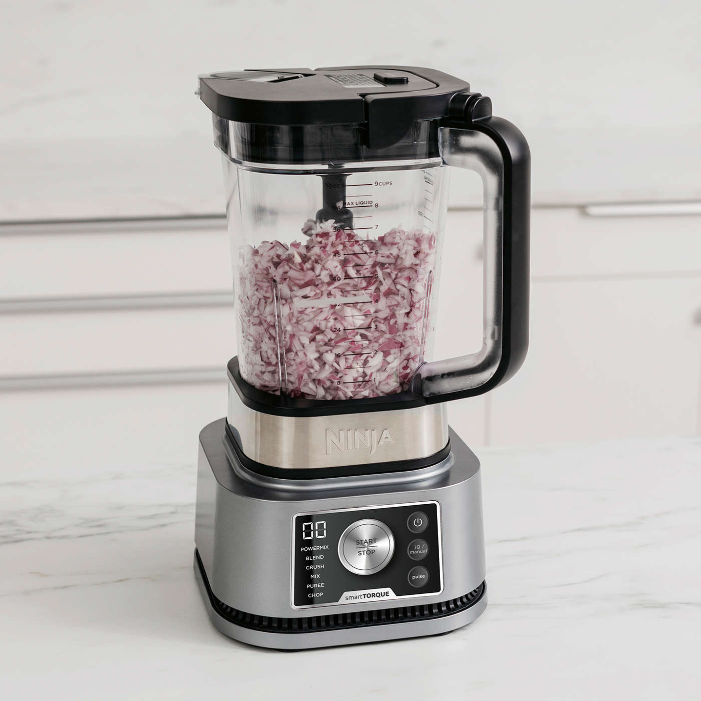 Oignon hach&eacute; dans le blender Ninja.