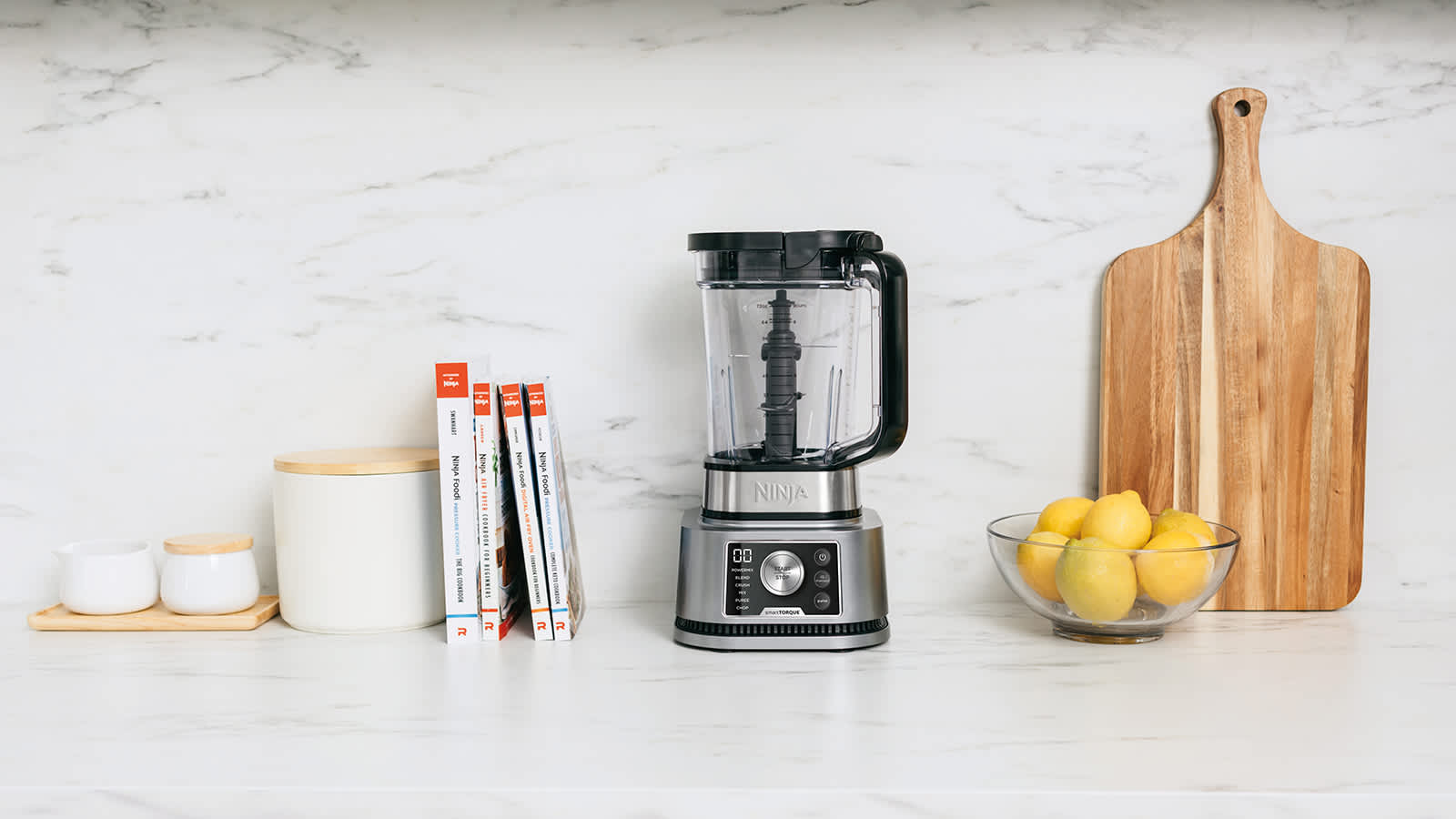 Ninja blender pos&eacute; sur une table