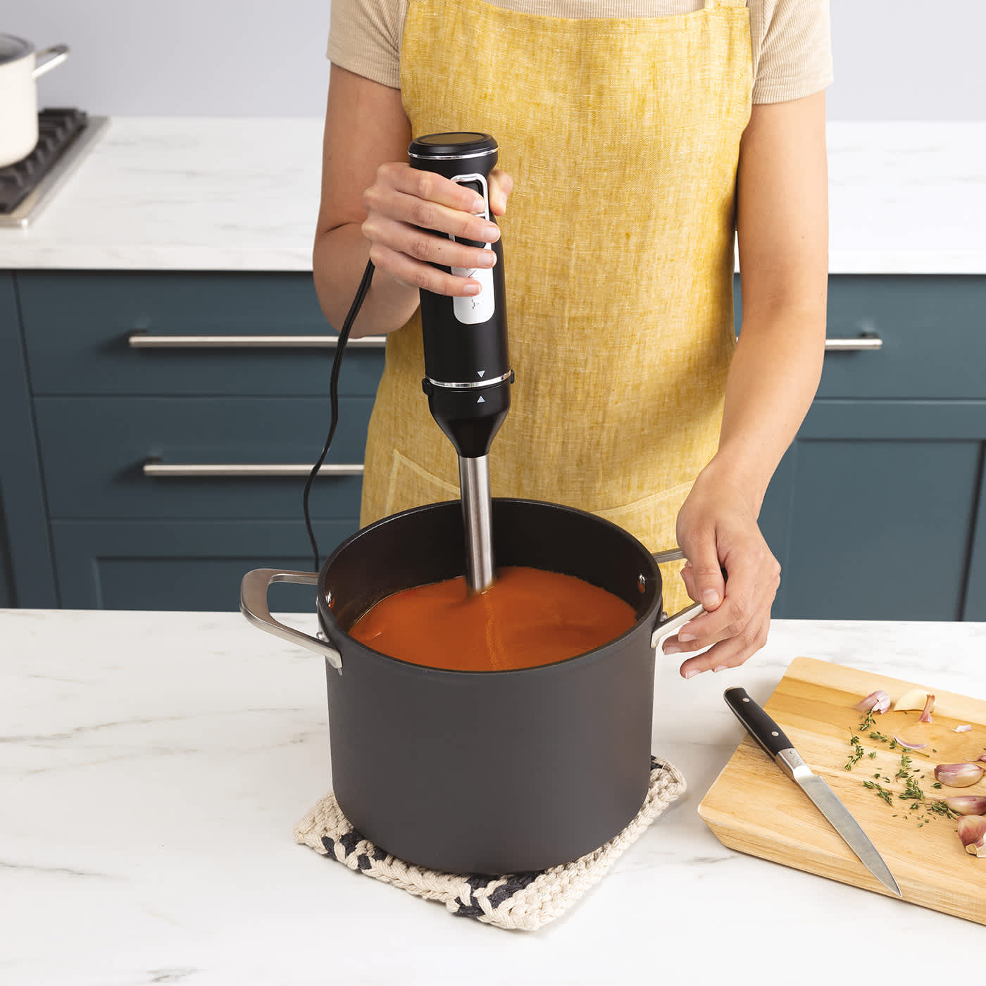 Personne mixant une soupe avec un mixeur Ninja.